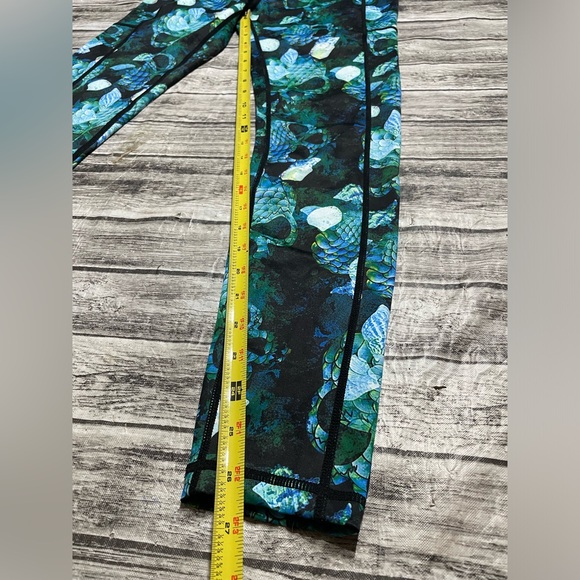 Women’s Medium CVG Constantly Varied Gear Mermaid Skull Leggings Excellent Cond - Picture 3 of 11